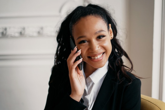 Finansista dzwoni do klienta przez telefon Businesswoman afro uśmiecha się, kierownik pracuje