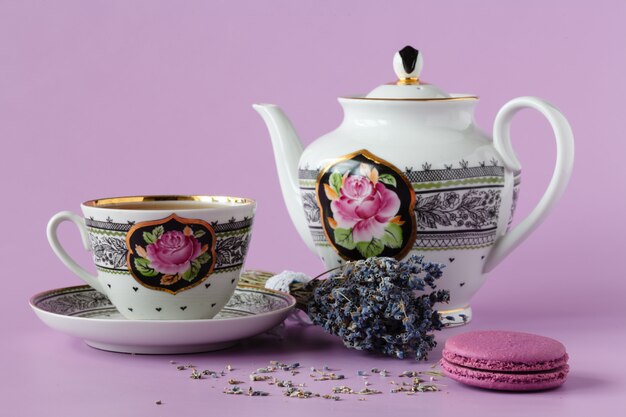 Fioletowa lawenda z zabytkową porcelanową filiżanką ze spodkiem i herbatą