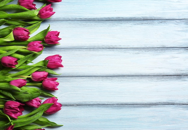 Fioletowe piękne tulipany na drewnianym tle