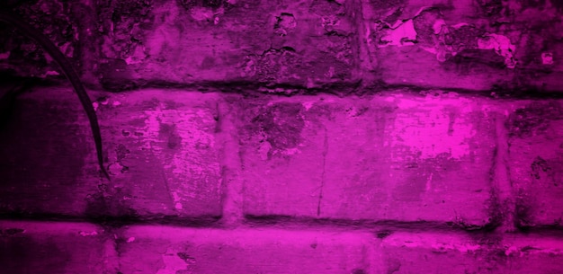 Fioletowy ceglany mur ze słowem miłość