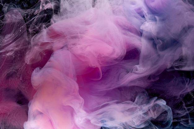 Fioletowy dym na czarnym tle, kolorowa mgła, abstrakcyjne wirujące fioletowe morze oceanu, pigment do farby akrylowej pod wodą