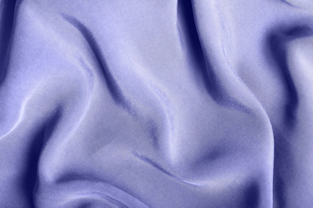Fioletowy materiał składany tło fałdy. Nowy modny kolor Pantone z 2022 r. - Very Peri