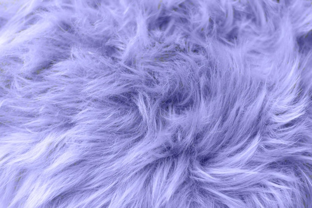 Fioletowy miękki futerko na tło lub teksturę Puszysty niebieski kocyk z futra Kolor 2022 bardzo peri