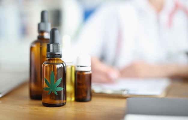 Fiolki z olejkiem z marihuany są na stole w gabinecie lekarskim