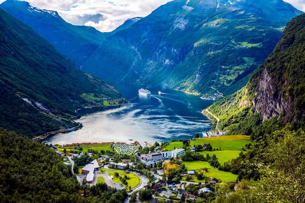 Fiord Geiranger, piękna przyroda Norwegia. Jest to 15-kilometrowa (9,3 mil) długa gałąź od Sunnylvsfjorden, która jest odgałęzieniem fotografii lotniczej Storfjorden.