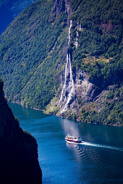 Fiord Geiranger, piękna przyroda Norwegia. Jest to 15-kilometrowa (9,3 mil) długa gałąź od Sunnylvsfjorden, która jest odgałęzieniem Storfjorden (Wielkiego Fiordu).