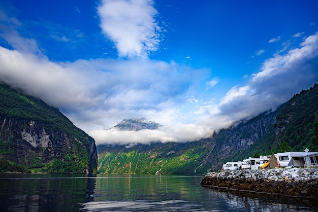 Fiord Geiranger, piękna przyroda Norwegia. Rodzinne wakacje podróż RV, wyjazd na wakacje w kamperze, wakacje w przyczepie kempingowej. Fiord Geiranger, wpisany na Listę Światowego Dziedzictwa UNESCO