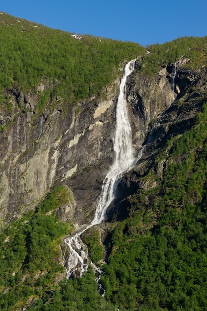 Fiord Geiranger w Norwegii z wodospadami spływającymi kaskadami z wysokich gór