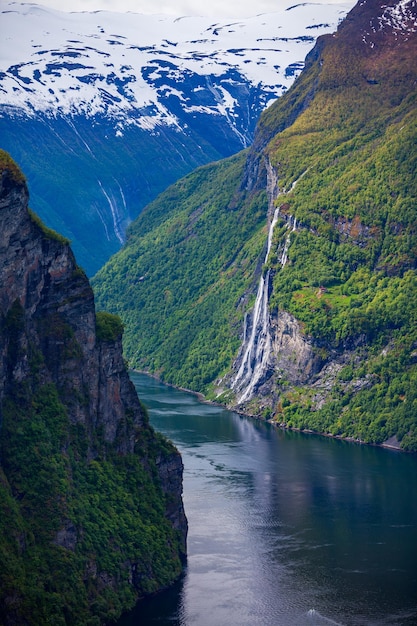 Fiord Geiranger, wodospad Seven Sisters. Jest to 15-kilometrowa (9,3 mil) długa gałąź od Sunnylvsfjorden, która jest odgałęzieniem Storfjorden (Wielkiego Fiordu).