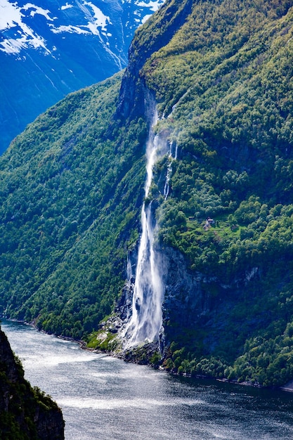 Fiord Geiranger, wodospad Seven Sisters. Jest to 15-kilometrowa (9,3 mil) długa gałąź od Sunnylvsfjorden, która jest odgałęzieniem Storfjorden (Wielkiego Fiordu).