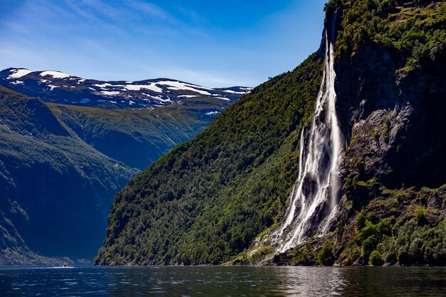 Fiord Geiranger, wodospad Seven Sisters. Piękna przyroda Norwegia naturalny krajobraz.