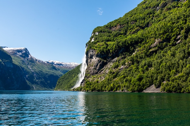 Fiord Geiranger, wodospad siedem sióstr. Piękna przyroda Norwegii naturalny krajobraz.