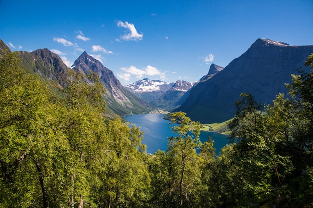 Fiord Hjorund i Alpy Sunnmore w pobliżu Trandal, More og Romsdal w Norwegii.