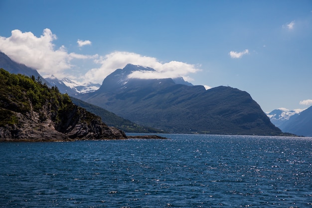 Fiord w Norwegii. Piękno przyrody i tło podróży