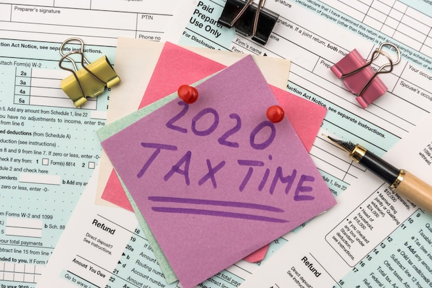 Firma Podatkowa 2020. Kolorowe Naklejki Z Przypomnieniem O 1040 Formularzu Podatkowym Z Bliska