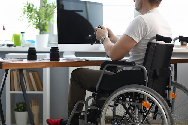 Firma pracownik w gabinetowym wózka inwalidzkiego zbliżeniu