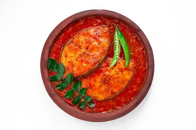 Zdjęcie fish curry seer fish tradycyjne indyjskie curry rybne kerala specjalnie ułożone w białej misce