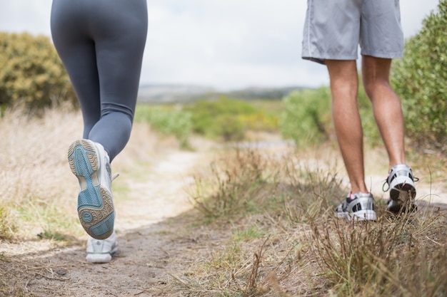 Fit para jogging na szlaku górskim