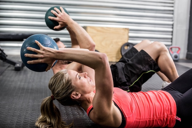 Fit para robi ćwiczenia brzucha w cgym