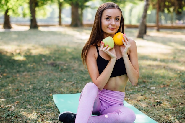 Fitness dziewczyna jedzenie zdrowego w parku