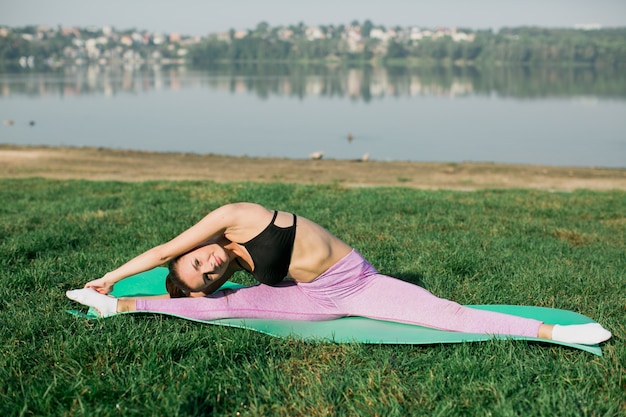 Fitness dziewczyna szkolenia w parku