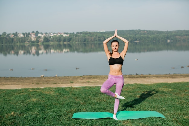 Fitness Dziewczyna Szkolenia W Parku