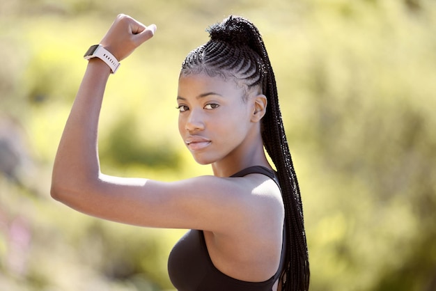 Fitness flex i czarna kobieta z mięśniami w przyrodzie gotowa do treningu ramion bicepsów i treningu na świeżym powietrzu w lecie Portretowy styl życia i silna afrykańska dziewczyna z aktywną atletką