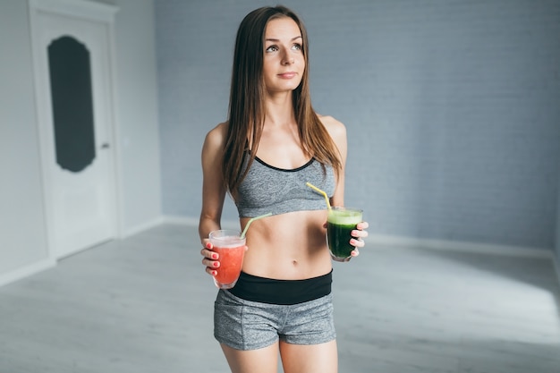 Fitness girl picia soków owocowych