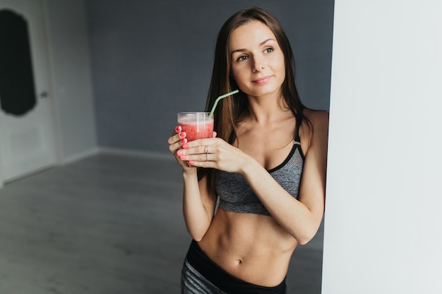 Fitness girl picia soków owocowych