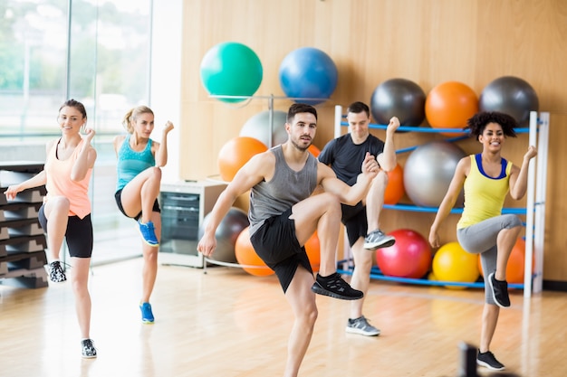 Fitness klasy ćwiczeń w studio