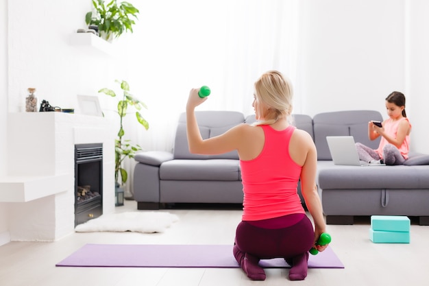 Fitness kobieta ćwiczy na podłodze w domu