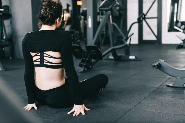 Fitness kobieta sportu w mody odzież sportowa temu ćwiczeń jogi przydatności w siłowni. Odzież i obuwie sportowe, styl miejski.