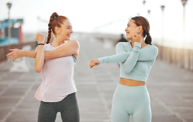 Fitness kobiety ćwiczą i dbają o zdrowie z przyjaciółmi, rozciągając się i rozgrzewając podczas treningu i treningu na świeżym powietrzu