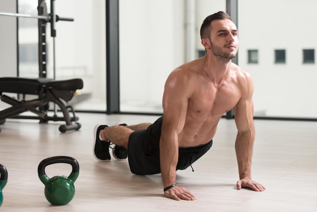 Fitness Man Rozciąga Się Na Podłodze