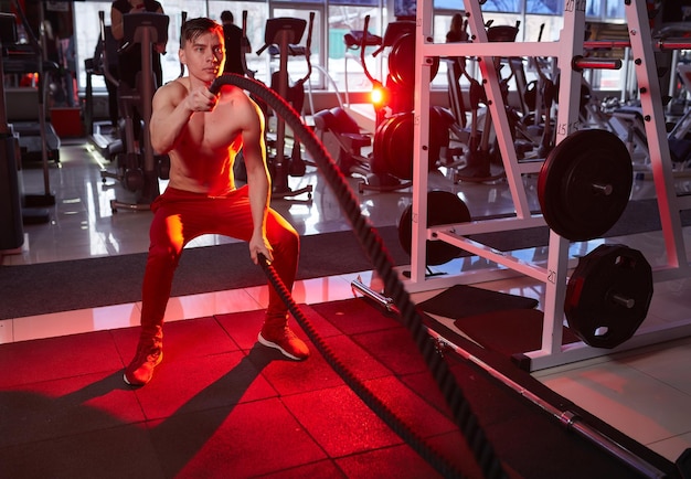 Fitness man trening z linami bojowymi na siłowni trening ćwiczenie dopasowane ciało w klubie Tułów Rozpoczyna falę Szybki szalony puls cardio w układzie sercowo-naczyniowym Flara soczewki optycznej
