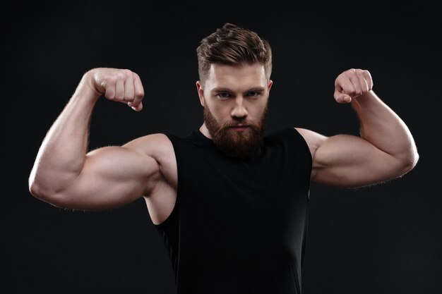 Fitness mężczyzna pokazuje bicepsy