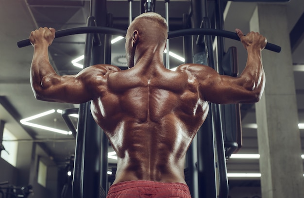 Fitness mężczyzna robi ćwiczenia pull-up