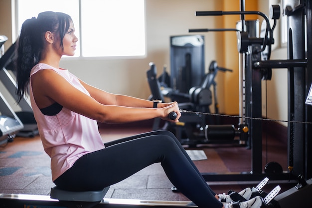 Fitness młoda kobieta pracuje w siłowni