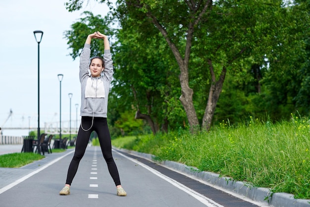 Fitness Młoda Kobieta Rozciągająca Się Po Biegu Na Zewnątrz Sport Portret