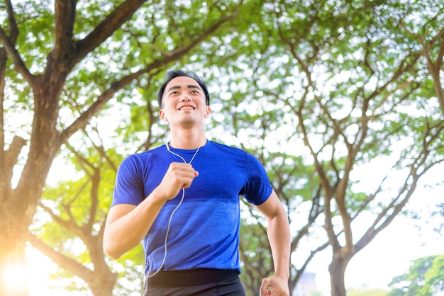 Fitness Młody Mężczyzna Jogging W Parku Miejskim