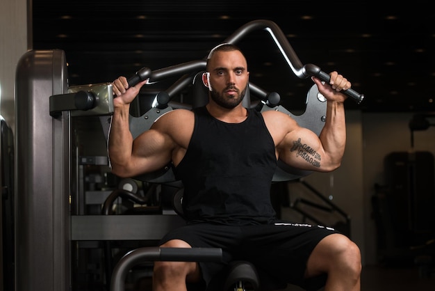 Fitness Muscle Man Ćwiczenia z powrotem na maszynie