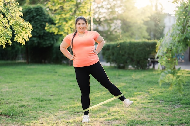 Fitness na świeżym powietrzu z nadwagą w parku dla kobiet