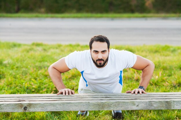 Fitness Pushup ćwiczenia fitness mężczyzna trening mięśni ramion na siłowni na świeżym powietrzu