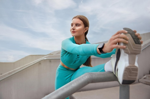 Fitness sport dziewczyna w odzieży sportowej robi ćwiczenia fitness jogi na ulicy Młoda kobieta szkolenia