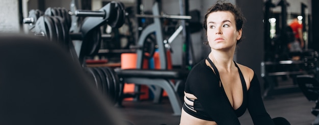 Fitness Sportswoman W Mody Odzieży Sportowej Temu ćwiczeń Jogi Przydatności I Siedzi Na Podłodze W Siłowni. Odzież I Obuwie Sportowe, Styl Miejski.