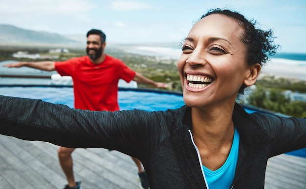 Fitness wellness i para uprawiająca jogę na świeżym powietrzu rozciągająca się razem na dachu budynku Szczęśliwy uśmiech i młody mężczyzna i kobieta wykonujący rozgrzewkę pilates lub trening dla zdrowia w przyrodzie