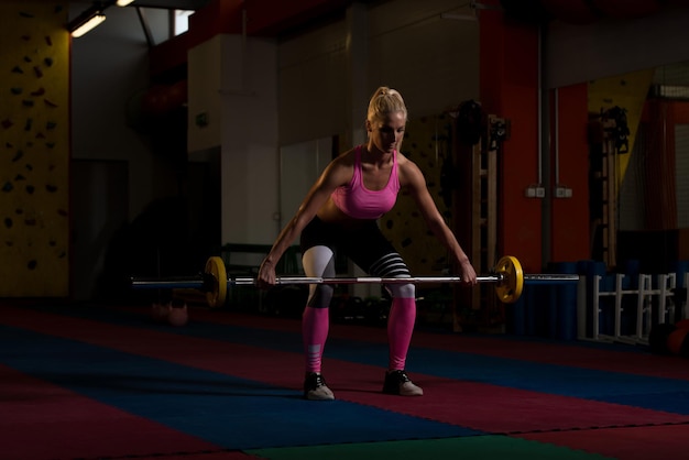 Fitness Woman wykonująca trening ze sztangą Jedno z najlepszych ćwiczeń kulturystycznych na plecy