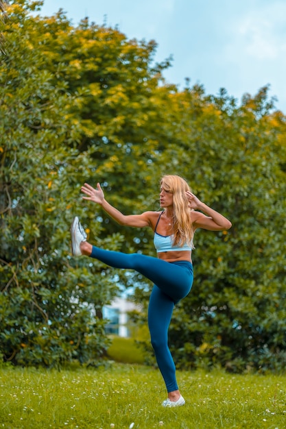 Zdjęcie fitness z blondynką ćwiczenia na świeżym powietrzu