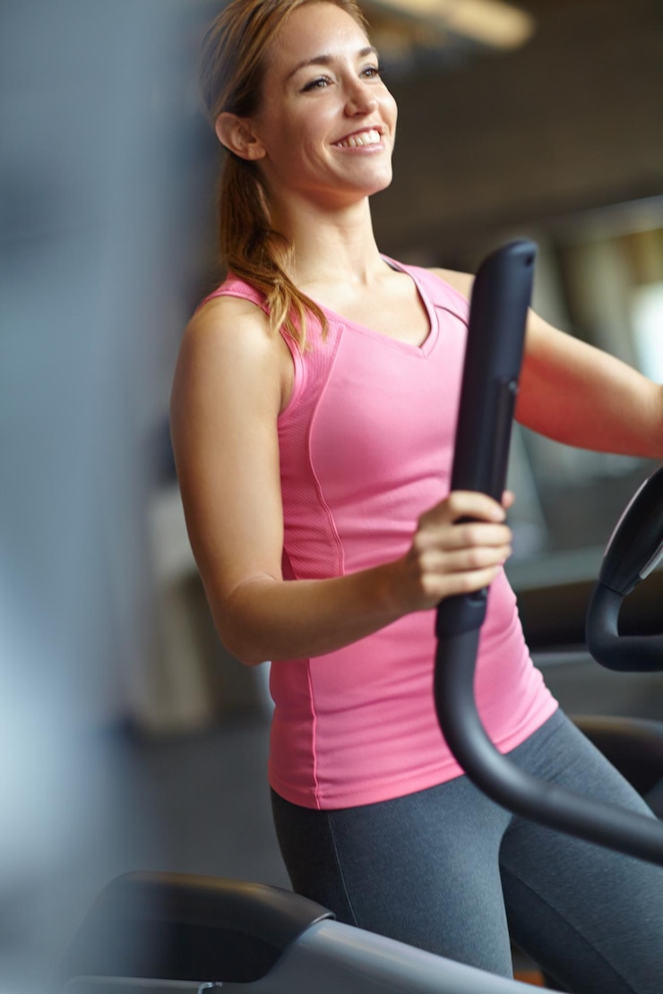 Zdjęcie fitness zdrowie i eliptyczny z kobietą w siłowni do treningu mięśni odporności i treningu cardio silny i sportowy sportowiec z osobą i ćwiczenia dla energii wellness i ruchu siły