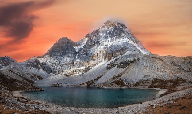 Five Colour Lake, Yading National Park, Daocheng, Sichuen, Chiny.